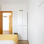 Amazing 3bdr In Cornella 1 Mins From Metro *