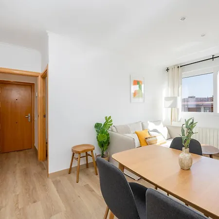 Amazing 3bdr In Cornella 1 Mins From Metro *