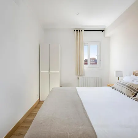 Amazing 3bdr In Cornella 1 Mins From Metro