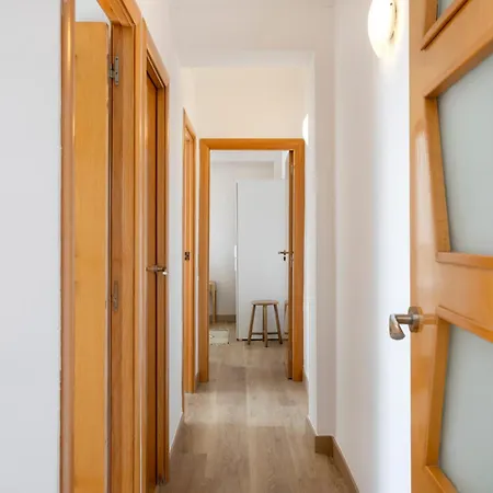 Amazing 3bdr In Cornella 1 Mins From Metro Apartment *