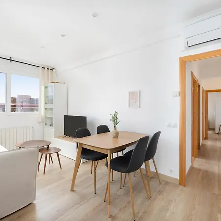 Amazing 3bdr In Cornella 1 Mins From Metro *