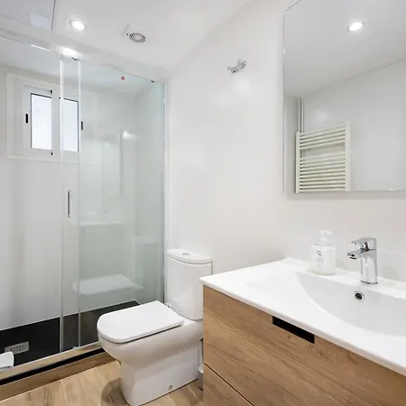 Amazing 3bdr In Cornella 1 Mins From Metro Daire