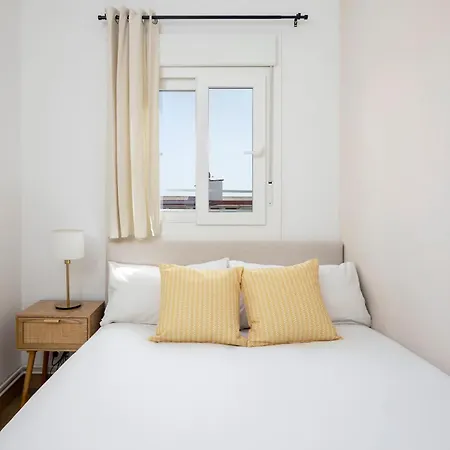 Amazing 3bdr In Cornella 1 Mins From Metro Daire