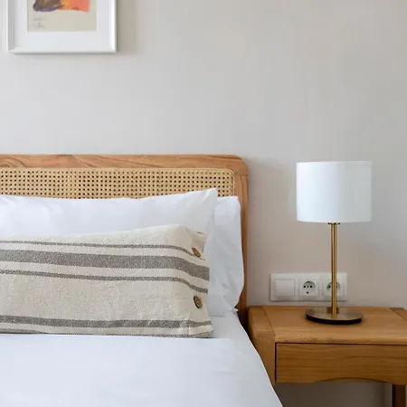 Amazing 3bdr In Cornella 1 Mins From Metro Daire *