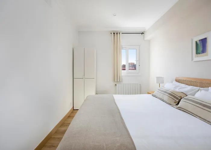 Amazing 3bdr In Cornella 1 Mins From Metro