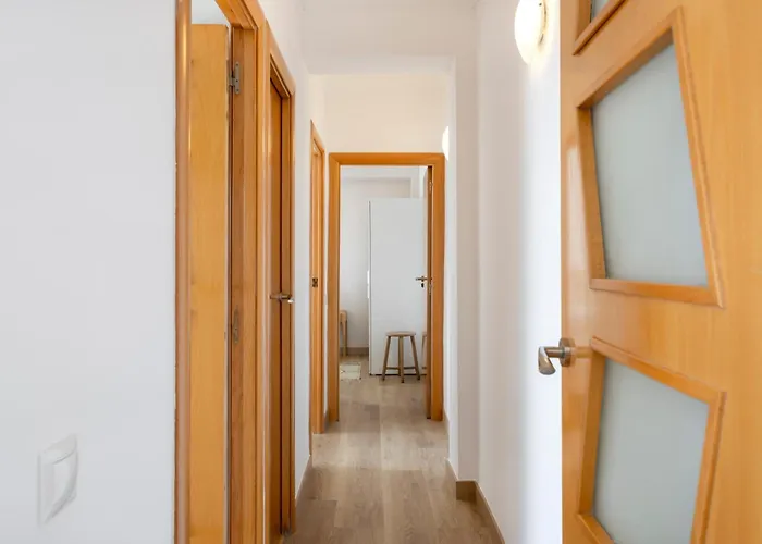 Amazing 3bdr In Cornella 1 Mins From Metro Apartment *