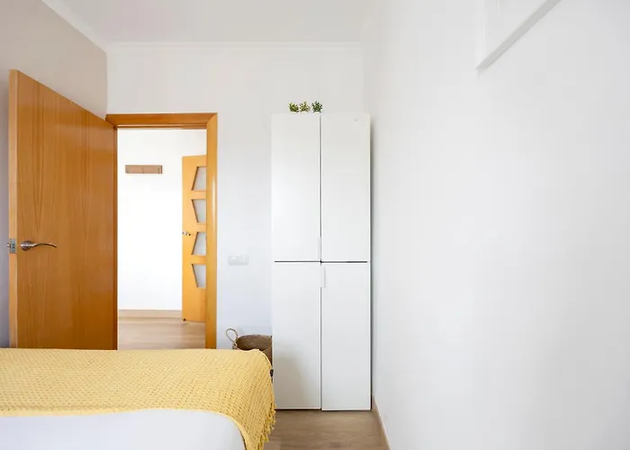 Amazing 3bdr In Cornella 1 Mins From Metro *
